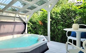 Boho Chic Tiny House - Hot Tub Ev Chrger & Parking